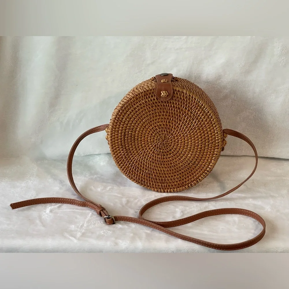 Summer handwoven Rattan circle purse crossbody boho fun and super cute beach - Picture 1 of 13